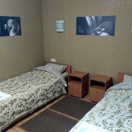 Atlant Hotel Ostroh Esterno foto