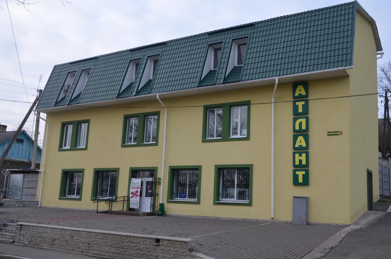 Atlant Hotel Ostroh Esterno foto