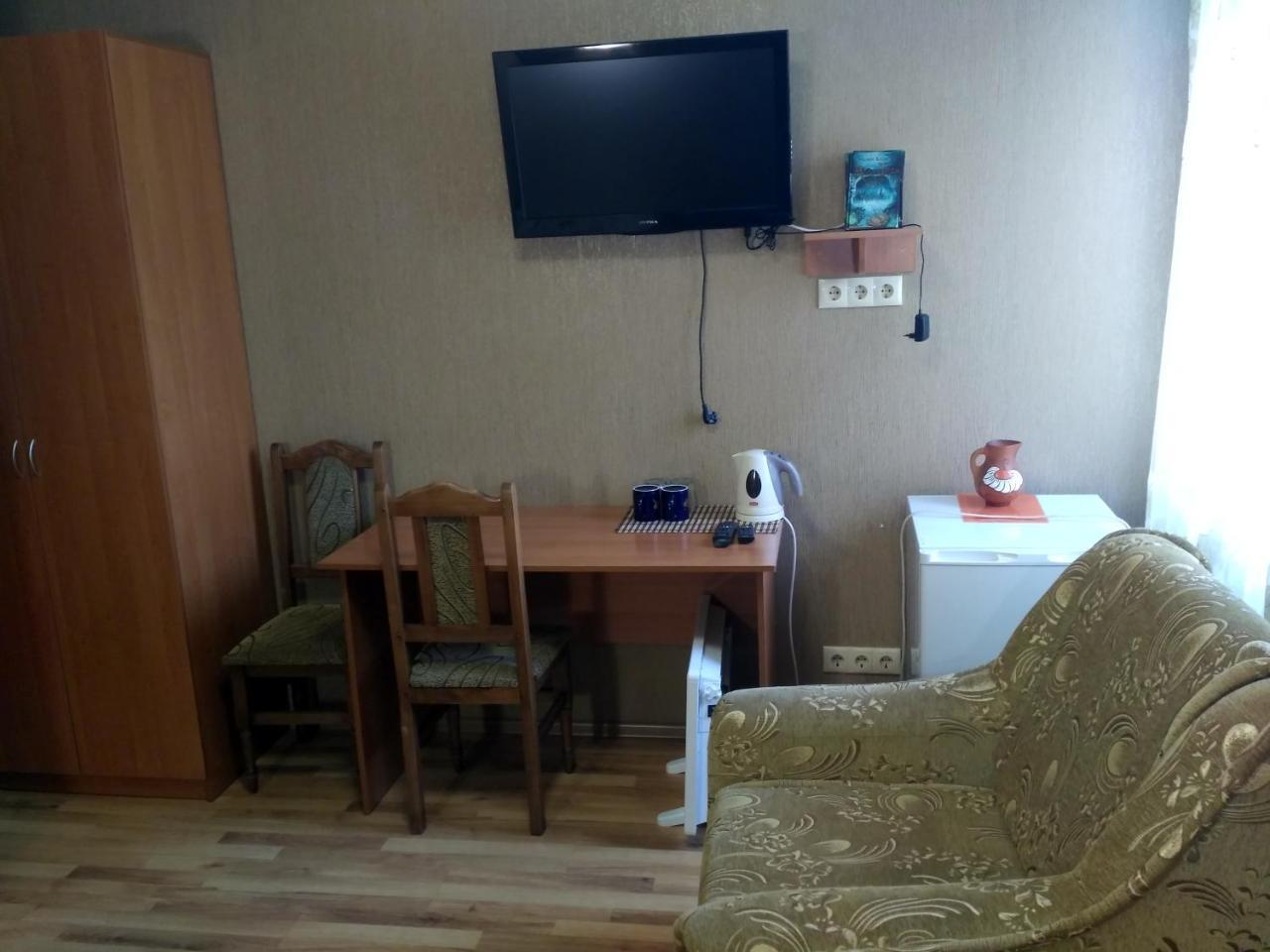 Atlant Hotel Ostroh Esterno foto
