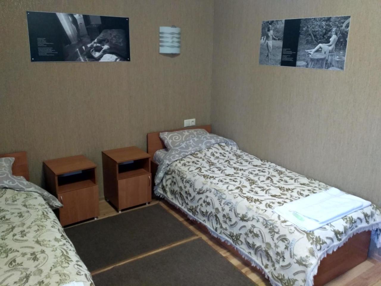 Atlant Hotel Ostroh Esterno foto