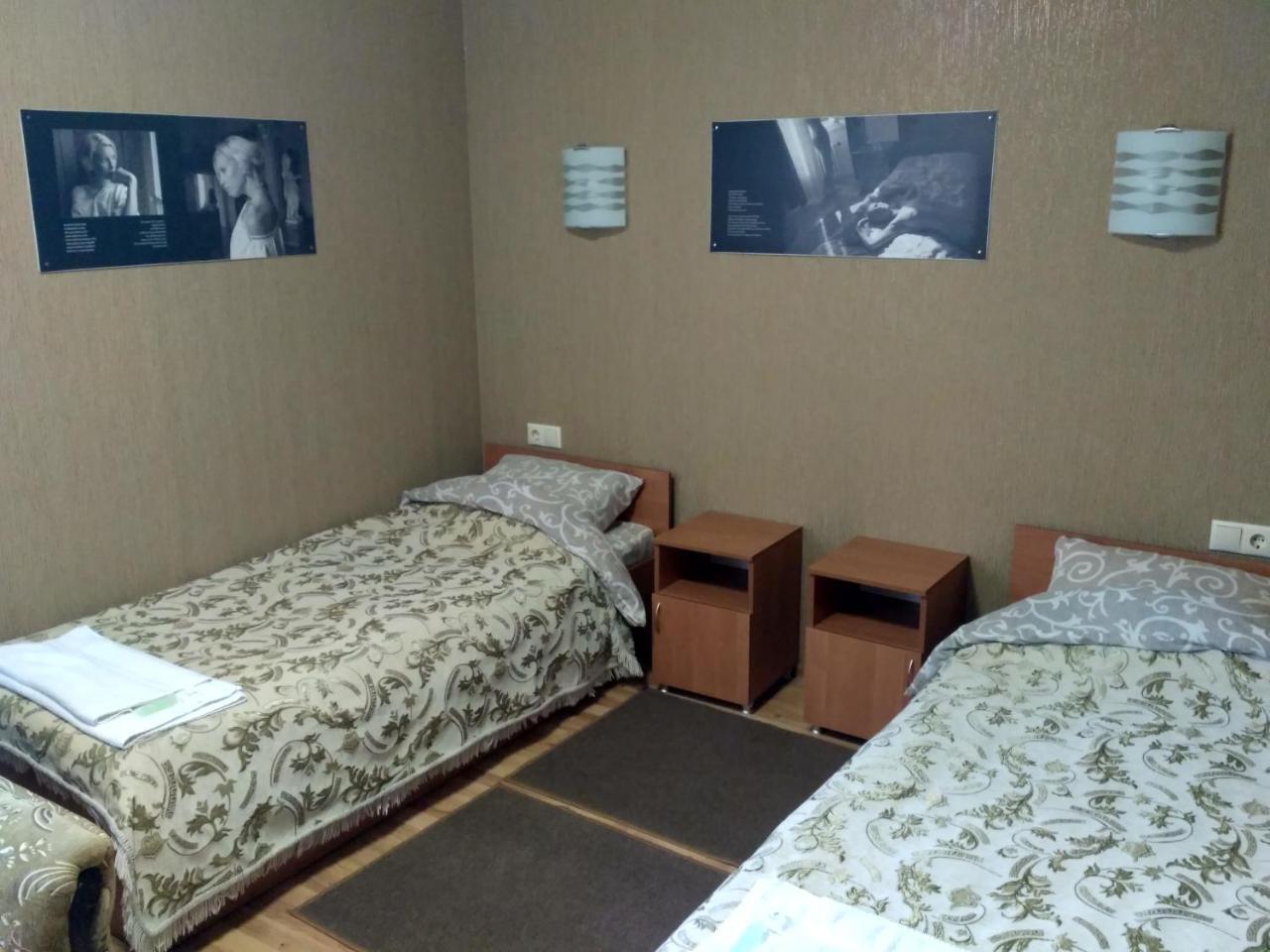 Atlant Hotel Ostroh Esterno foto